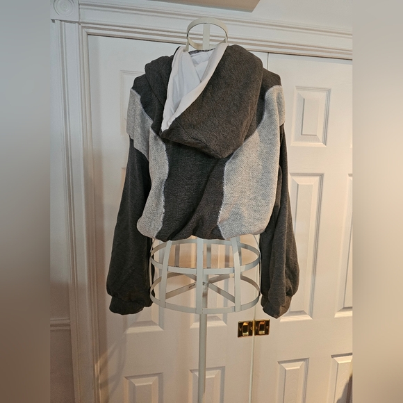 Tops - Cozy Grey and white cropped hoodie with flared sleeves